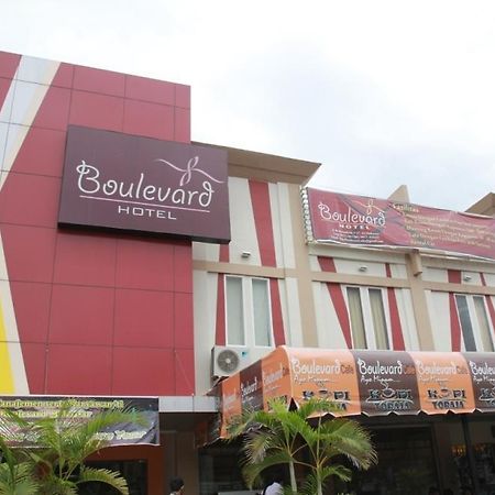 Boulevard Hotel Makassar Buitenkant foto